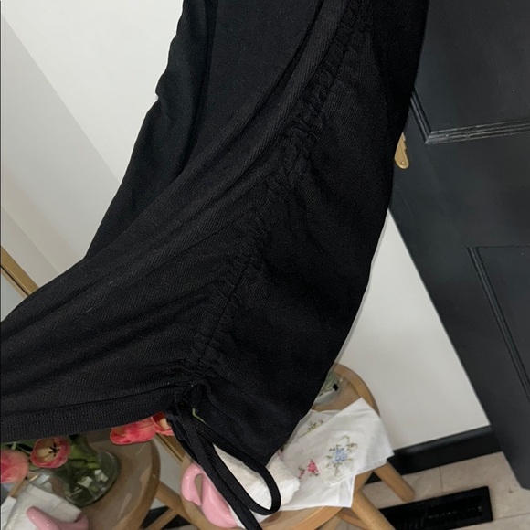 Elegant Black Sleeveless Mini Dress - Picture 2 of 2